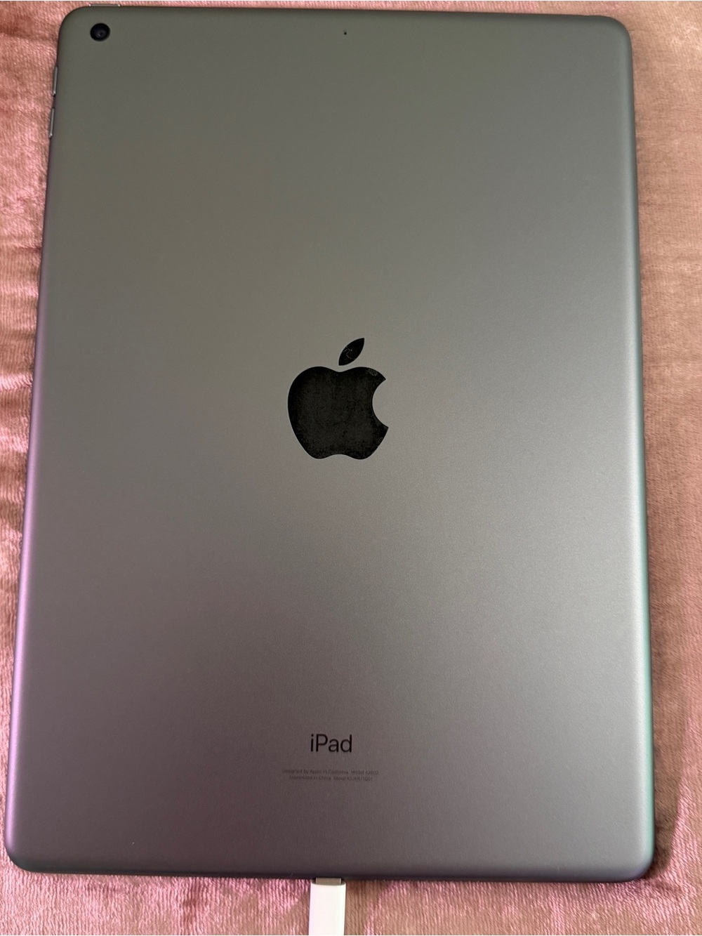 Apple iPad 9th Gen 64 GB in Space Gray WiFi - Picture 4 of 17